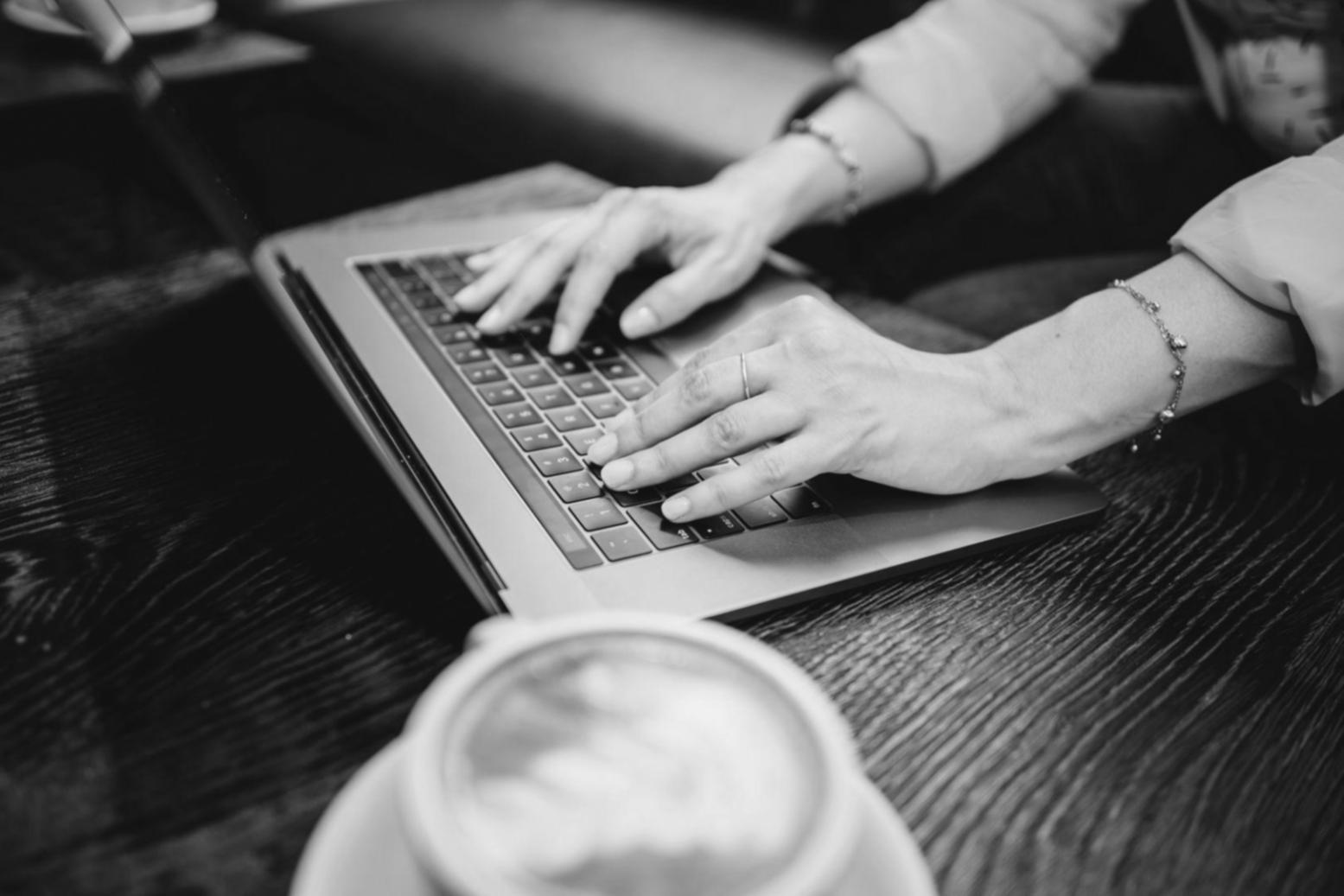 Teilnehmer bei der praktischen Keyword-Analyse am Computer