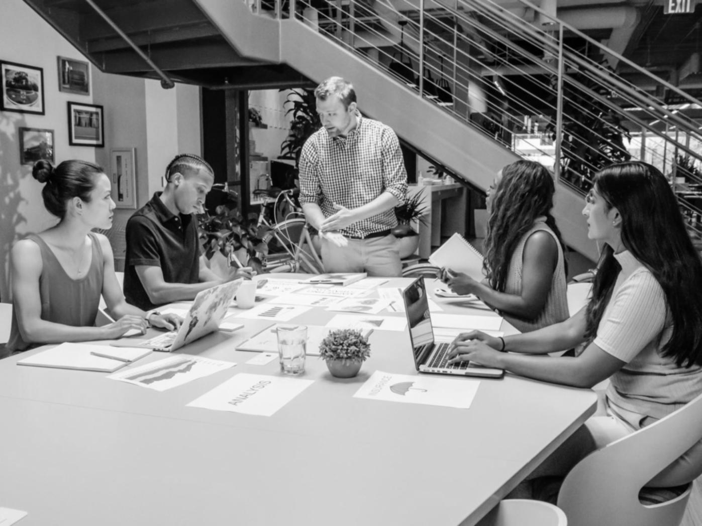 Teamarbeit an realen Keyword-Projekten