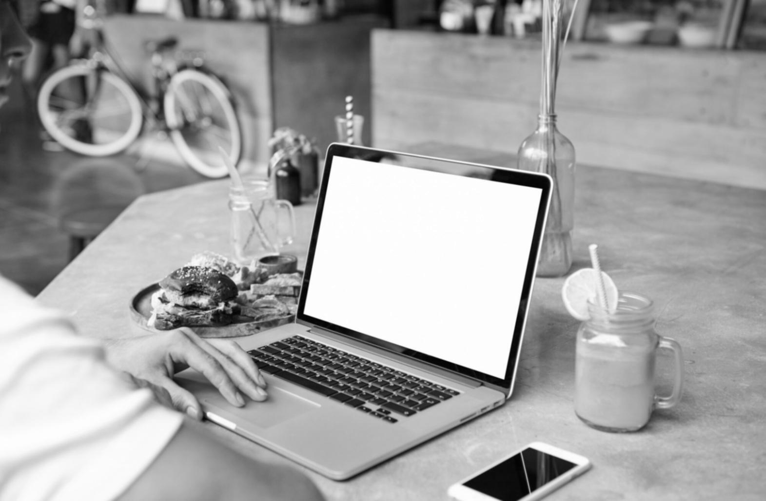 Arbeitsbereich mit Analysewerkzeugen und Notizen